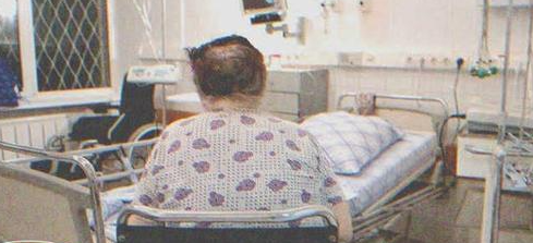 Alte Frau enterbt ihre Kinder, nachdem sie deren Streit im Krankenhauszimmer belauscht hat   Story des Tages